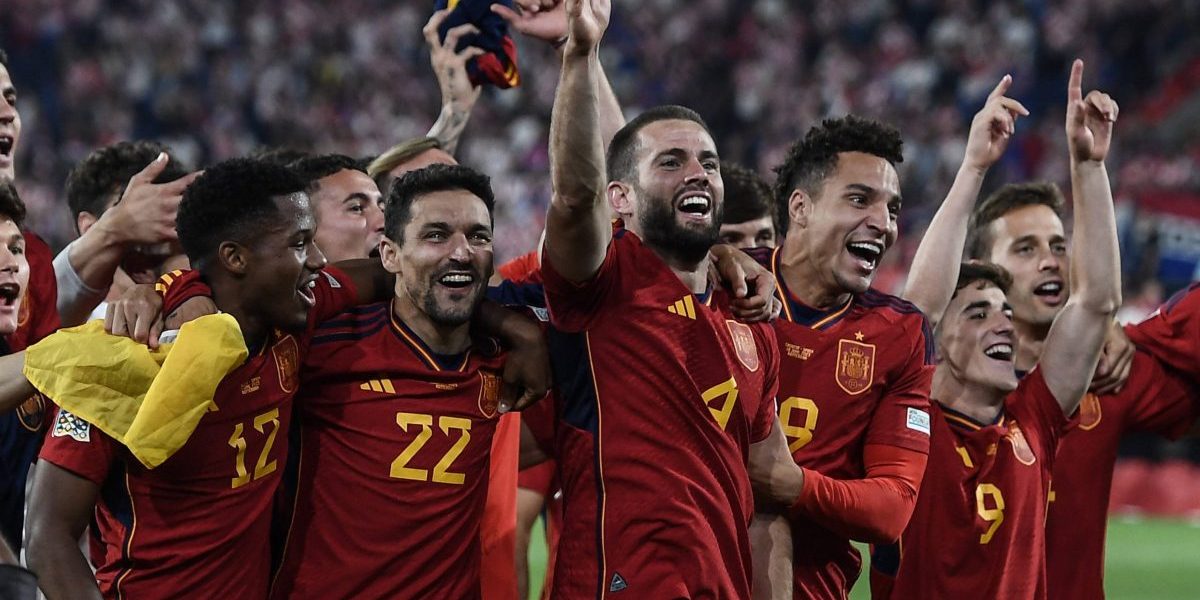 Espanjan pelaajat juhlivat Uefa Nations Leaguen 2022-2023 voittoa