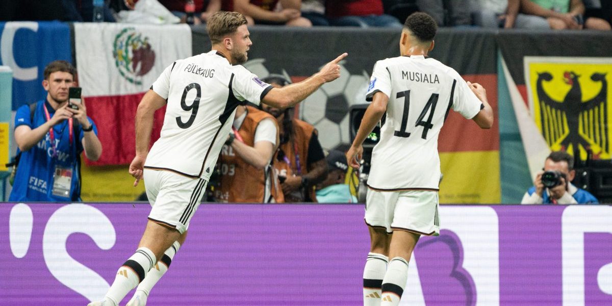 Niclas Füllkrug ja Jamal Musiala tuulettavat maalia Saksan maajoukkueen paidassa