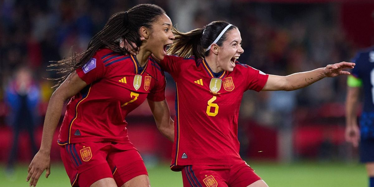 Aitana Bonmati ja Salma Paralluelo Espanjan naisten jalkapallomaajoukkueessa