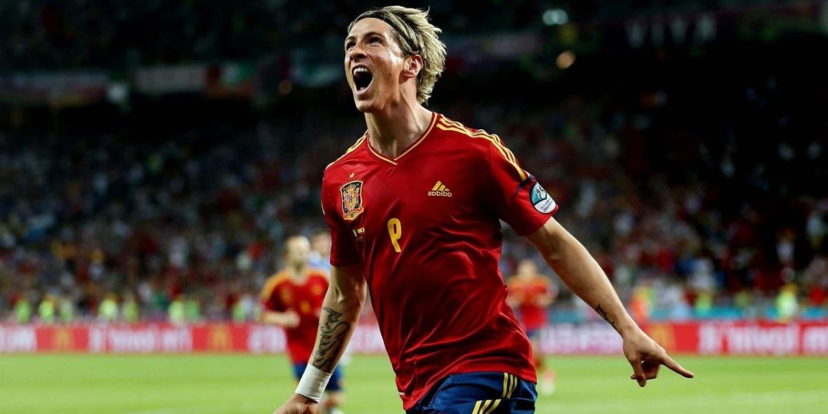 Fernando Torres tuulettaa maalia Espanjan jalkapallomaajoukkueen paidassa